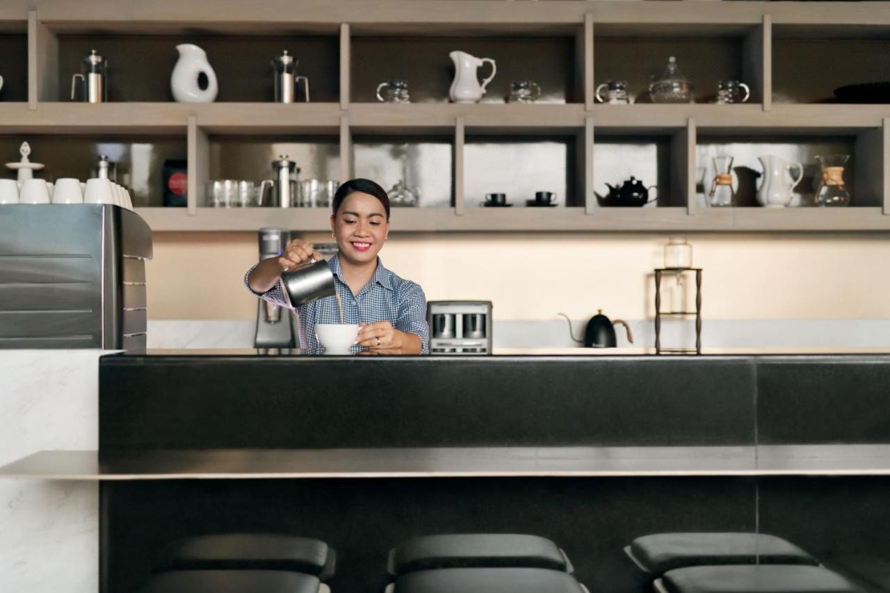 Marriott Executive Apartments Manama, Bahrain Esterno foto A barista at work