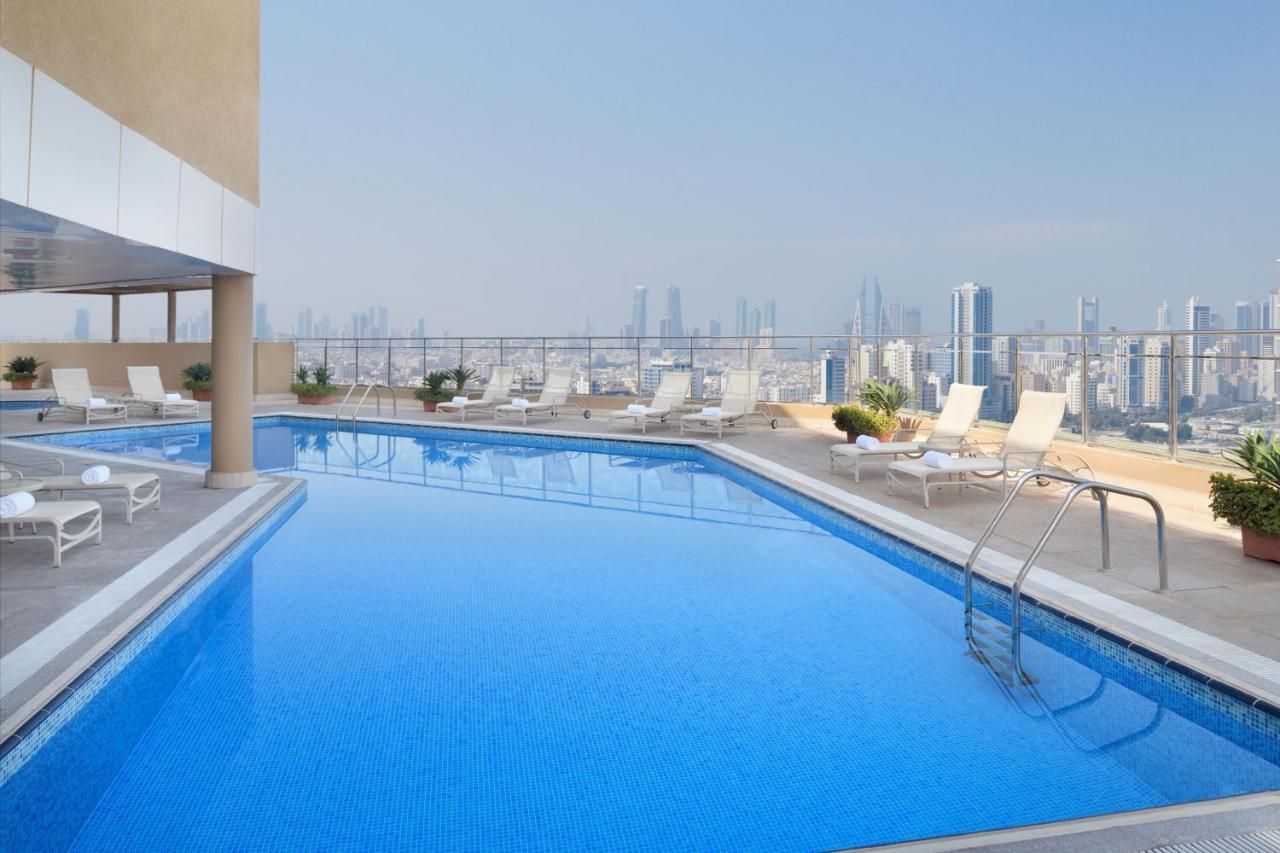 Marriott Executive Apartments Manama, Bahrain Esterno foto Rooftop pool