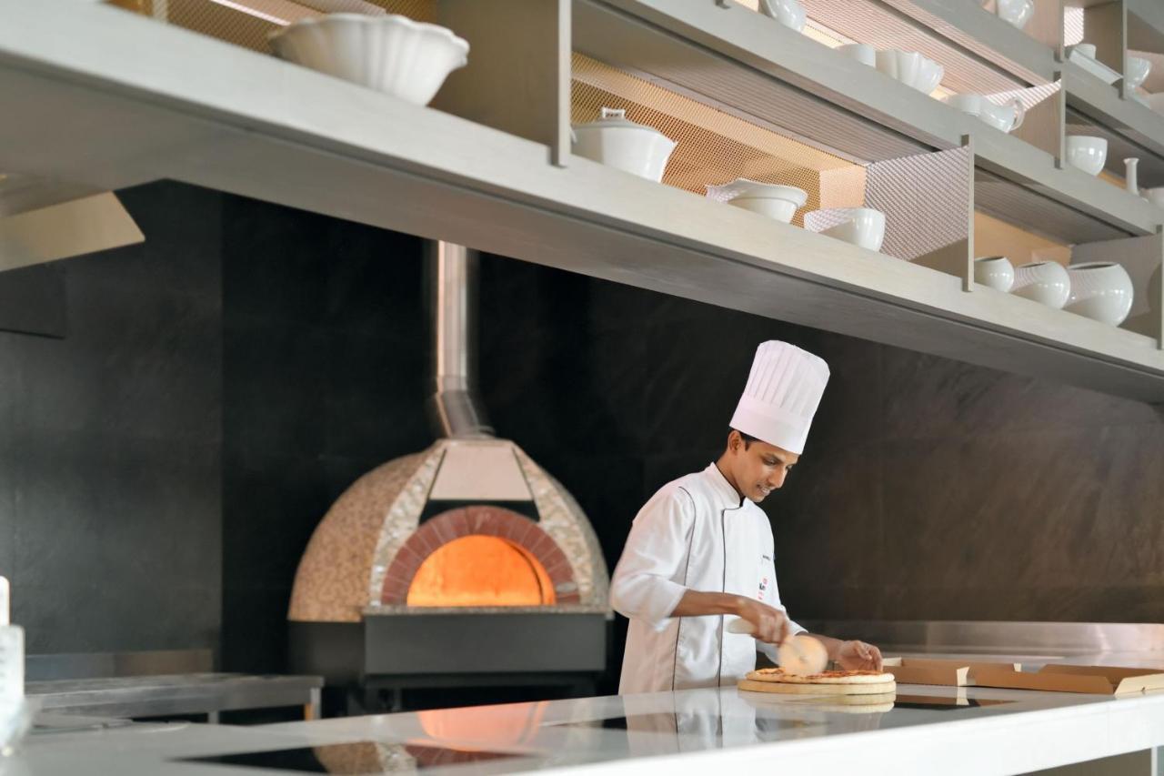 Marriott Executive Apartments Manama, Bahrain Esterno foto A wood-fired oven in a restaurant