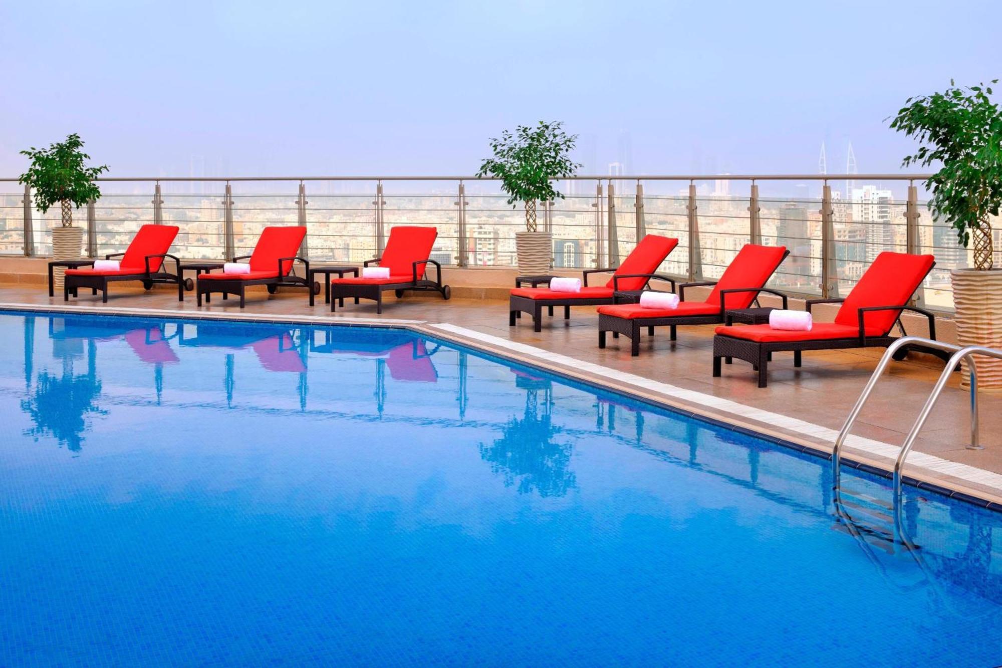 Marriott Executive Apartments Manama, Bahrain Esterno foto Pool at the Westin