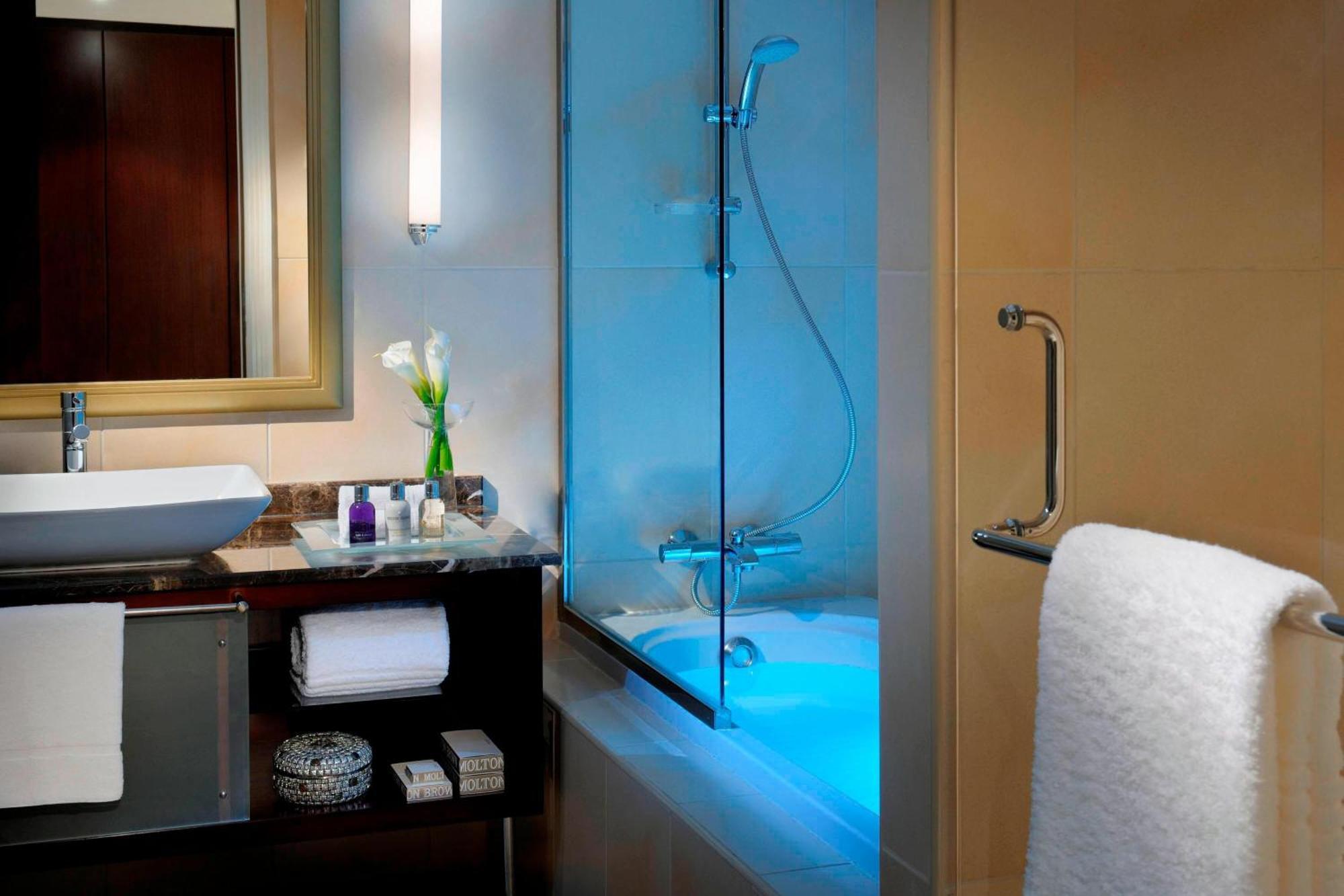 Marriott Executive Apartments Manama, Bahrain Esterno foto A shower with a fixed shower head and a handheld shower head
