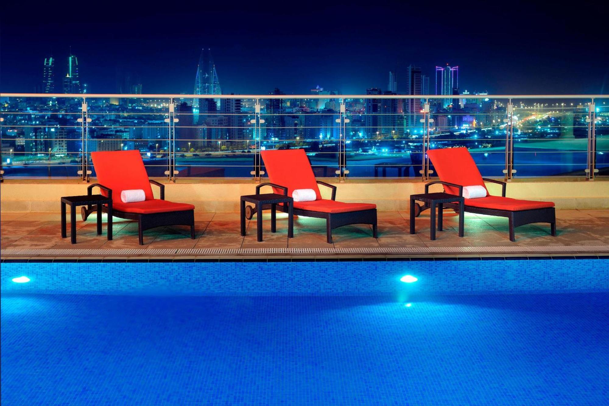 Marriott Executive Apartments Manama, Bahrain Esterno foto Rooftop pool at the hotel