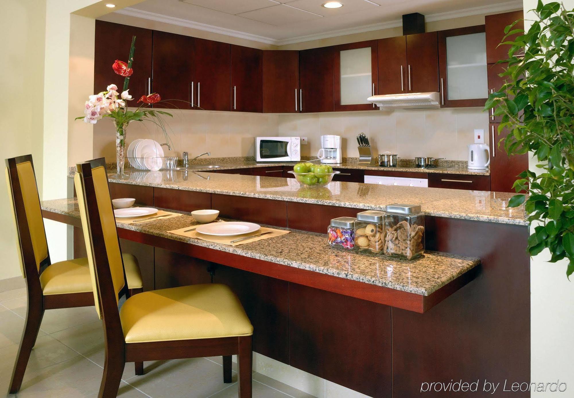 Marriott Executive Apartments Manama, Bahrain Camera foto A typical kitchen