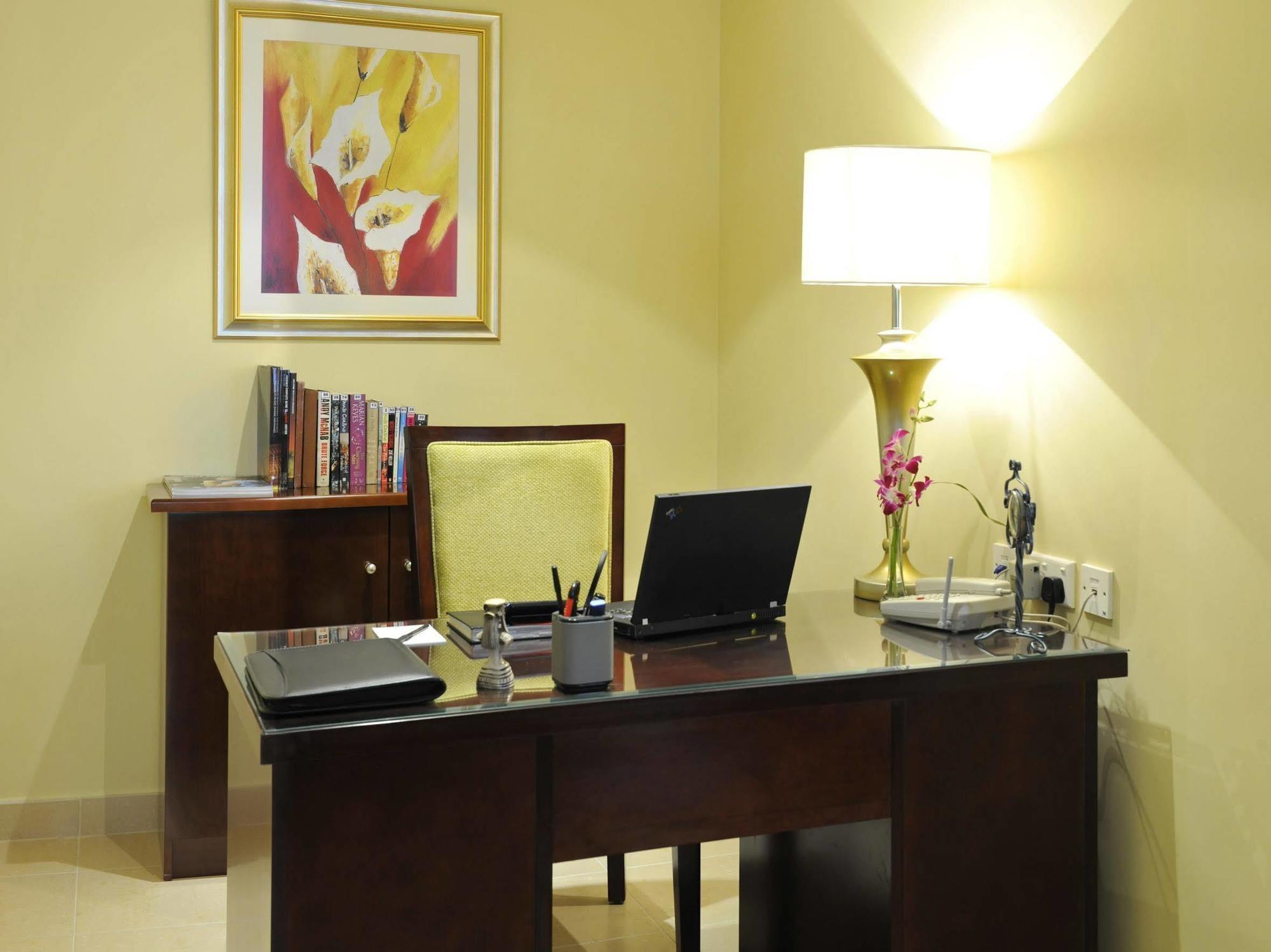 Marriott Executive Apartments Manama, Bahrain Esterno foto A typical office at the hotel